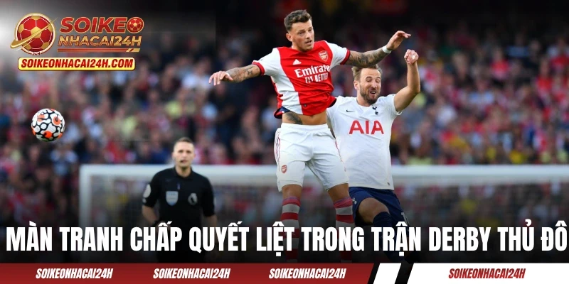 Màn tranh chấp bóng quyết liệt trong trận derby thủ đô